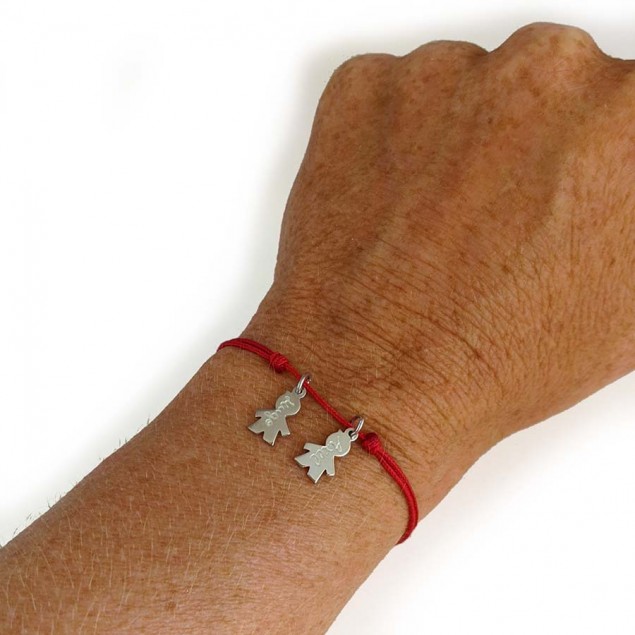 Bracelet cordon personnalisé avec 1 à 4 mini pendentifs en argent en forme de garçon ou fille à graver d'un prénom