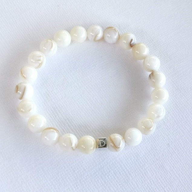 Bracelet perles nacre blanche femme-1 à 4 cubes  à gravés
